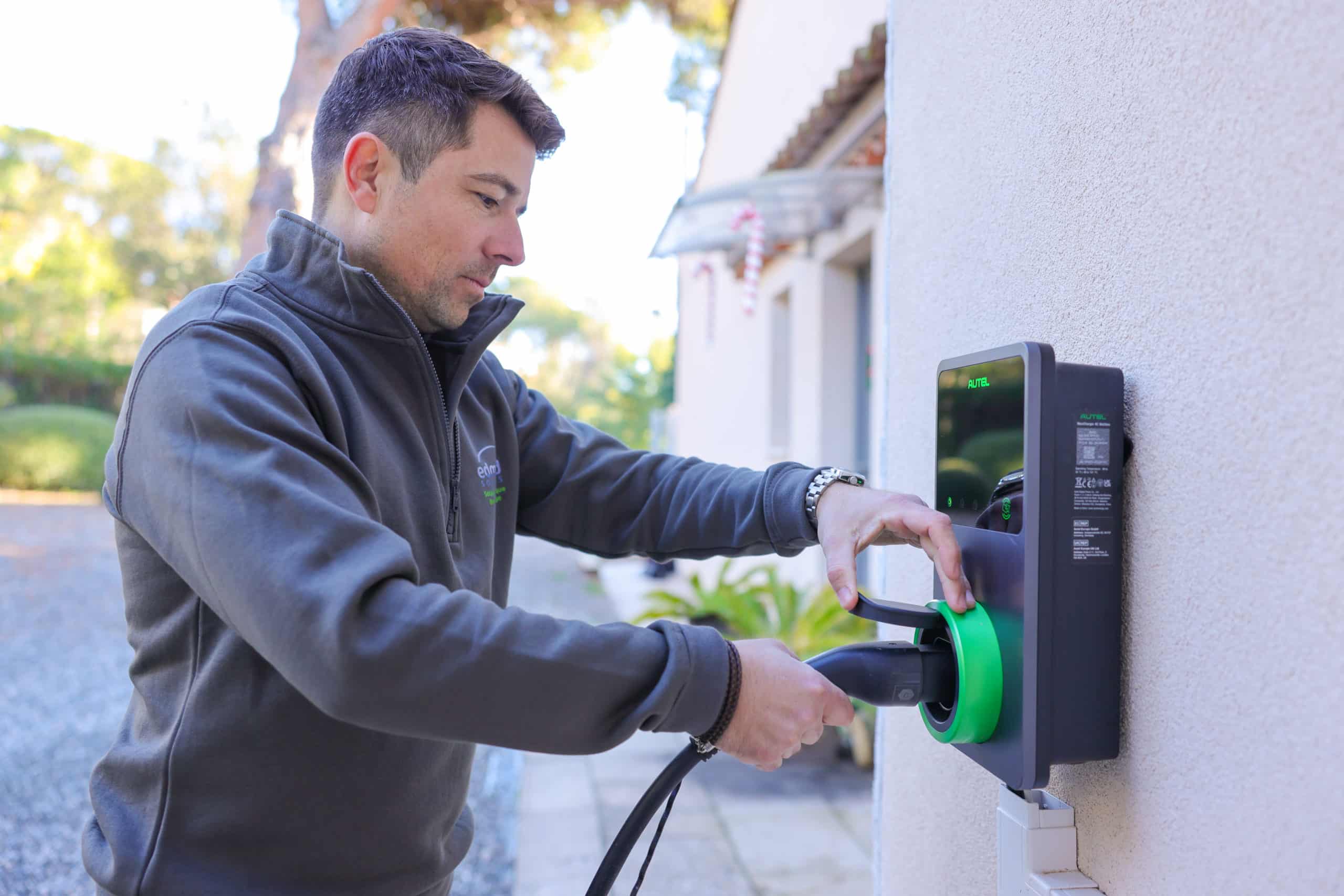 Recharger sa voiture électrique avec des panneaux solaires : mode d'emploi
