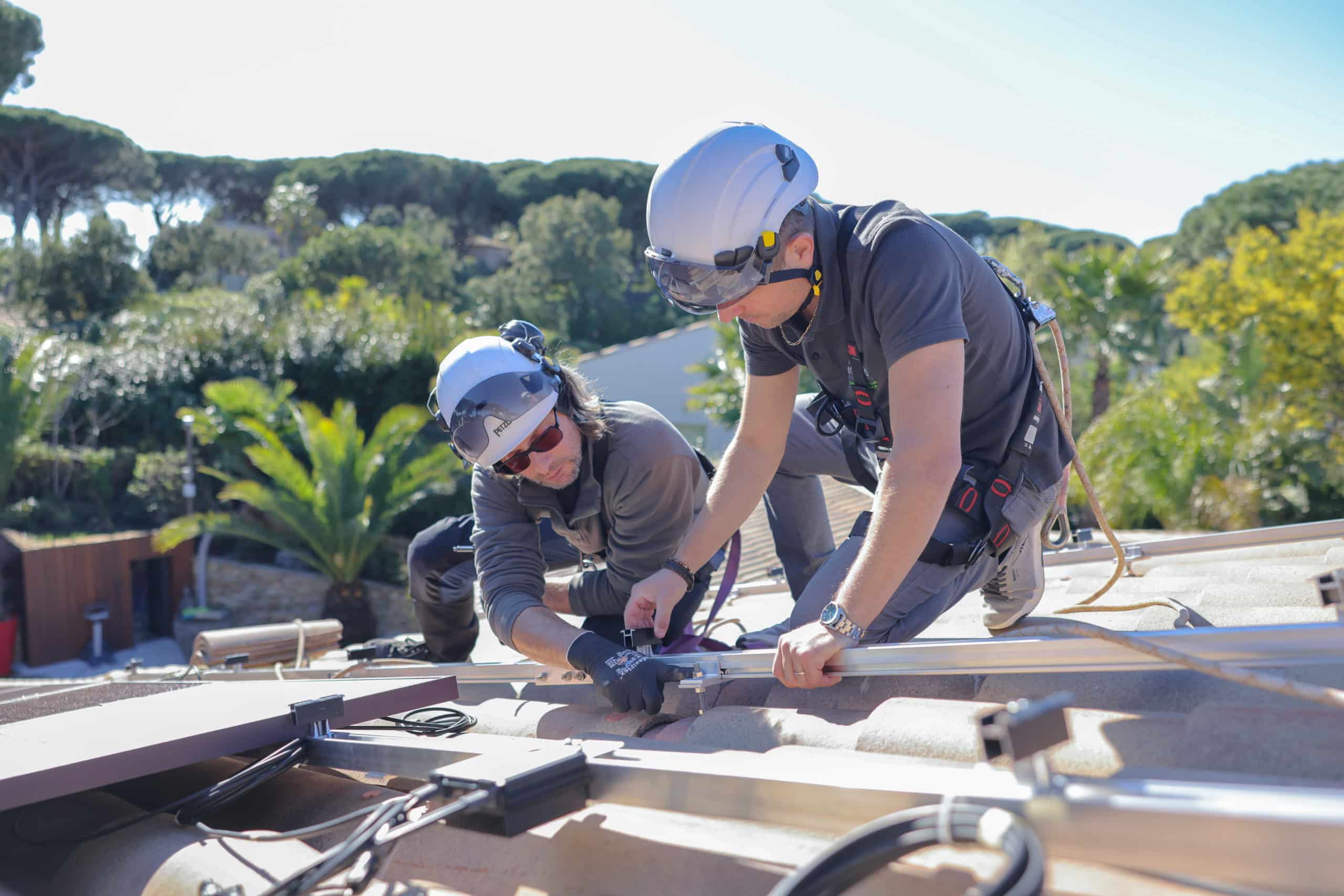 Panneaux solaires photovoltaïques sur toiture-terrasse